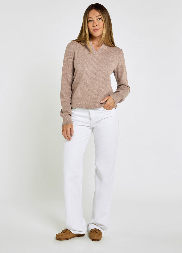 Dames zomeroutfit met taupe viscose trui, witte linnen broek en lichtbruine instap bootschoenen.